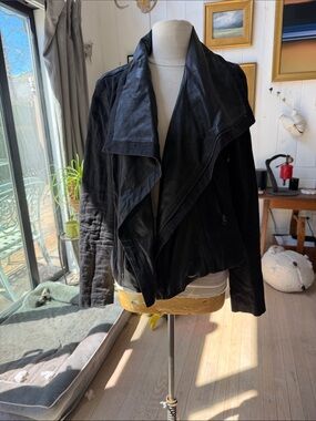 Amazing Vince scuba jacket, in lightweight linen with leather accents.